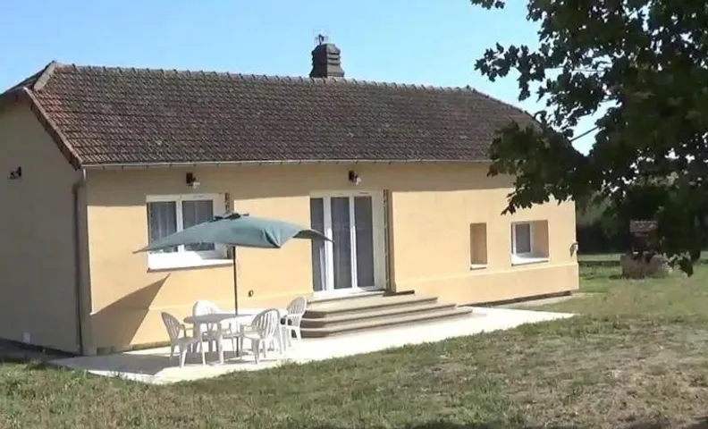 Maison rénovée avec vue sur la campagne, terrasse et jardin à Coutansouze