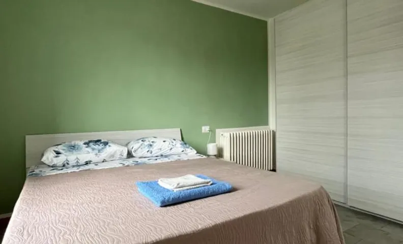 Stanza con balcone e bagno privato vicino Torino