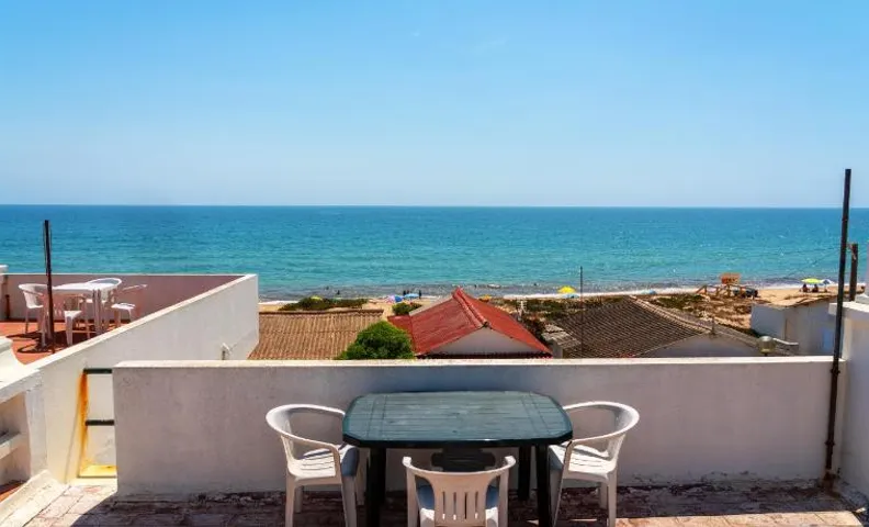 Blife Troya private rooms at Faro beach