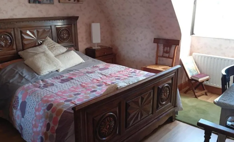 Chambre dans bourgade tranquille