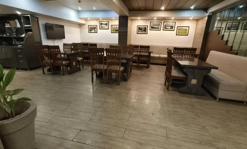 Townhouse Oak Rynjah Market Formerly Classic Comfort Hotel