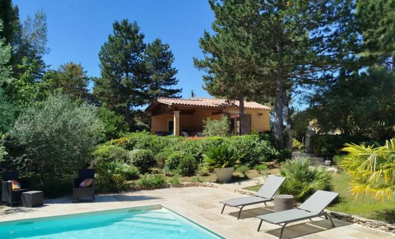 Proche Uzès petit gîte avec grande cuisine d'été et piscine