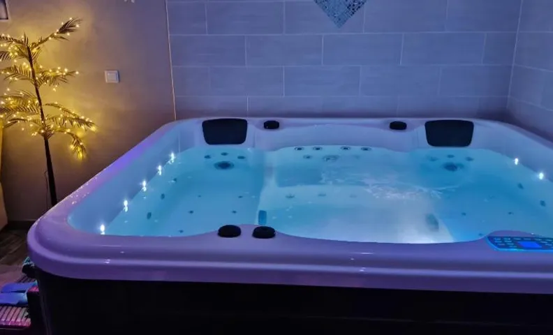 Suite romantique avec jacuzzi privatif escapade à deux