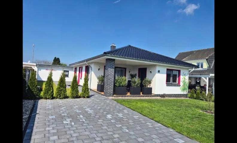 Rosenhaus Nähe Bodden und Ostsee an den Kranichfeldern