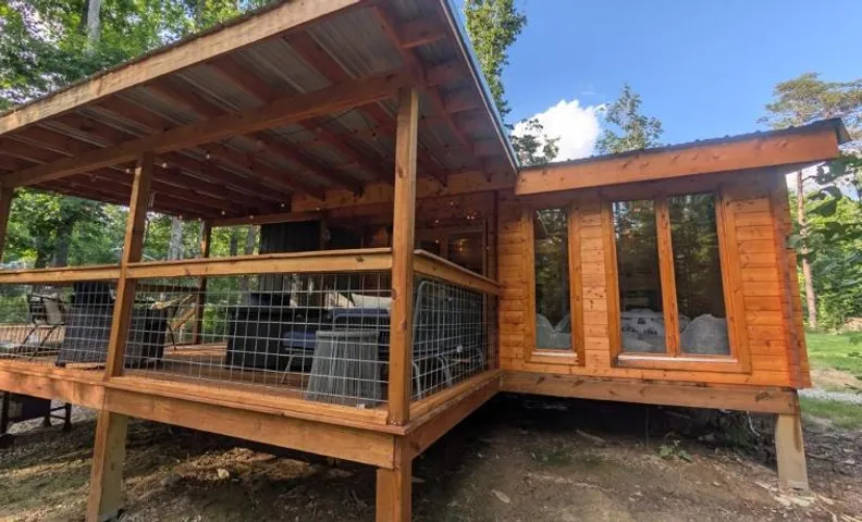 Brand New Cozy Spruce Cabin - Couples Getaway, The Caverns, Waterfalls, Hiking Trails