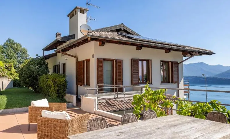 Design Apartment with Lake View and Private Garden