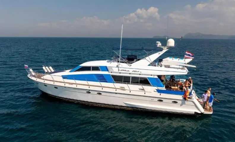 Staying on a yacht near Monkey Island