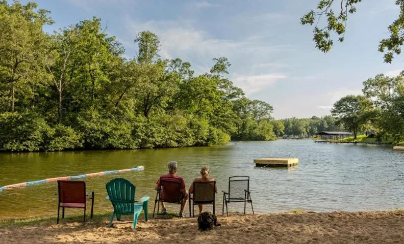 Hot Springs Lakeside Retreat Relax & Unwind