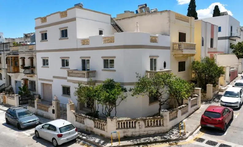 Corner Townhouse 1Km from University