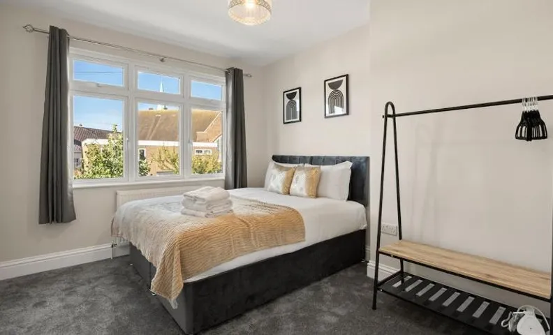 4 Bedroom 2 Bath for Work Crews & Corporate & Parking by Damask Homes