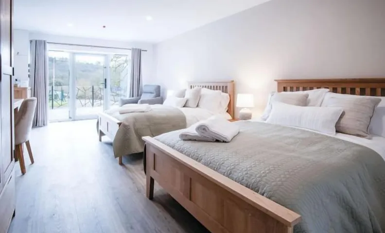Suite 8 - Sleeping Giant Hotel - PEN Y CAE Inn