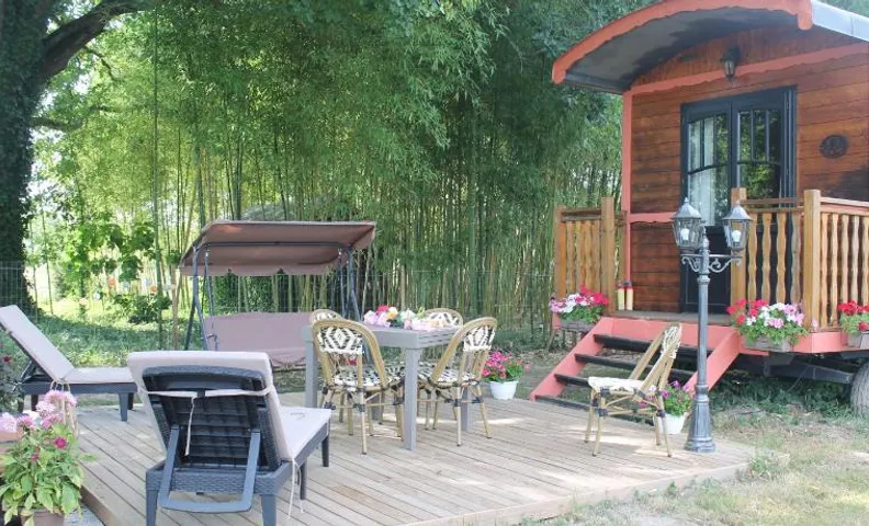 roulotte de charme avec jacuzzi privé