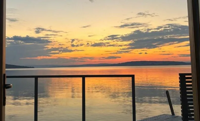 Idylliske Evjua ved Mjøsa