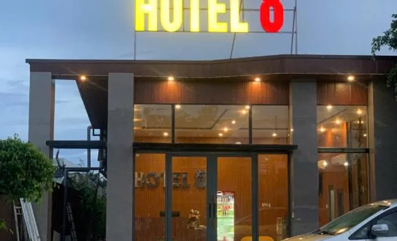 Hotel 8