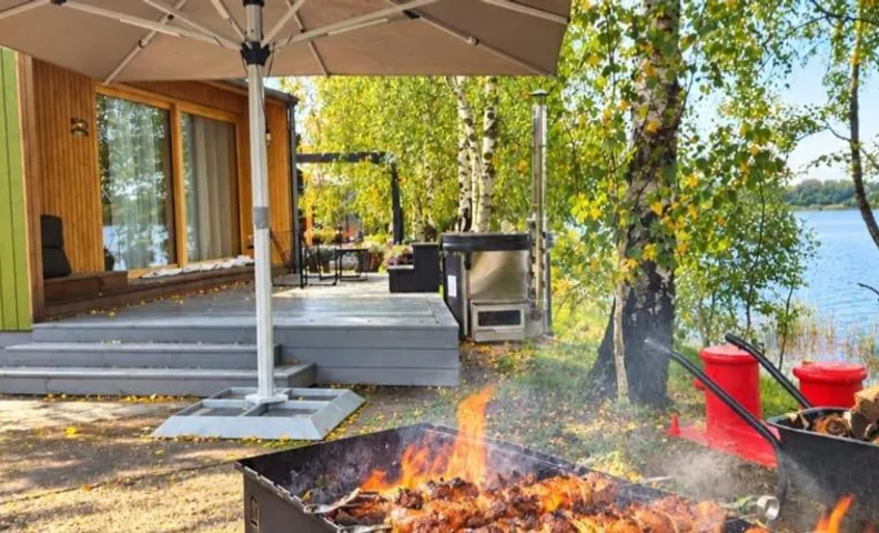 Piestātne Riverside Cabins with Sauna, Hot Tub & Private Pier