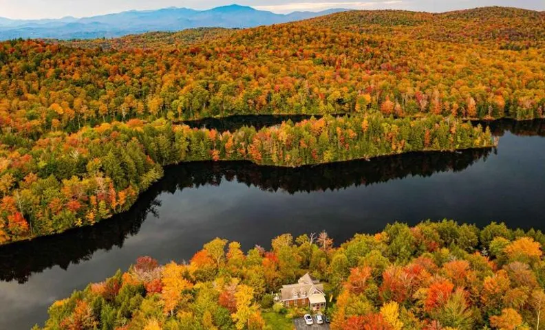 Secluded 3-bedroom log home that borders VT state park