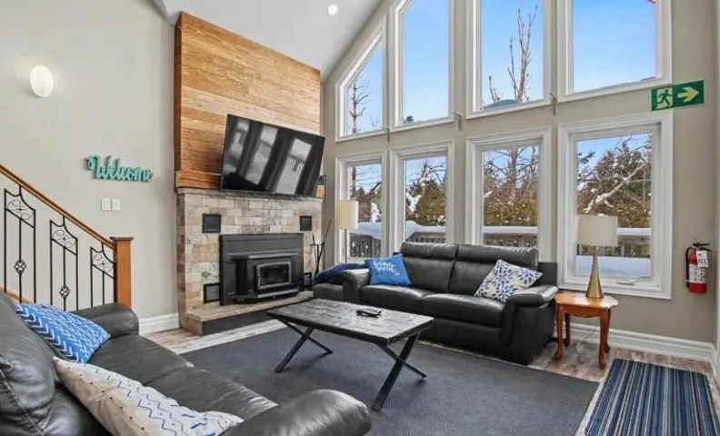 Executive-BBQ-Full-Kitchen-Washer-Dryer-Sauna-Backyard-Parking-Air-Conditioning