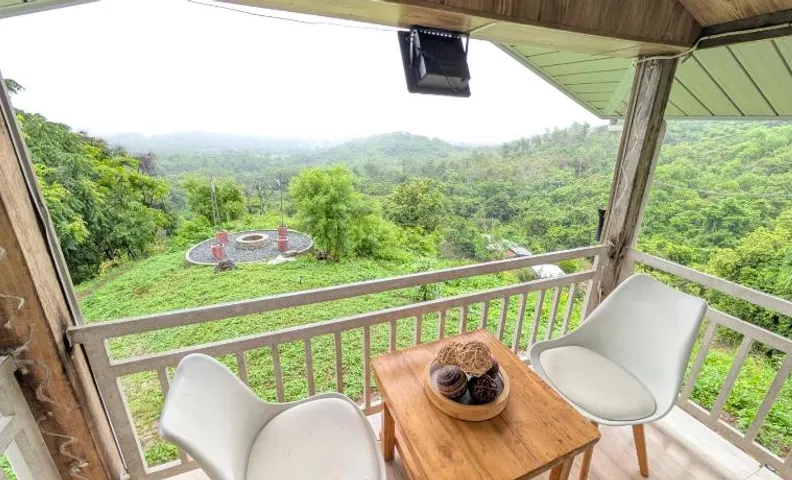 A private offgrid glass mountain cabin Accessible by ATV With Starlink Wi-Fi and panoramic views