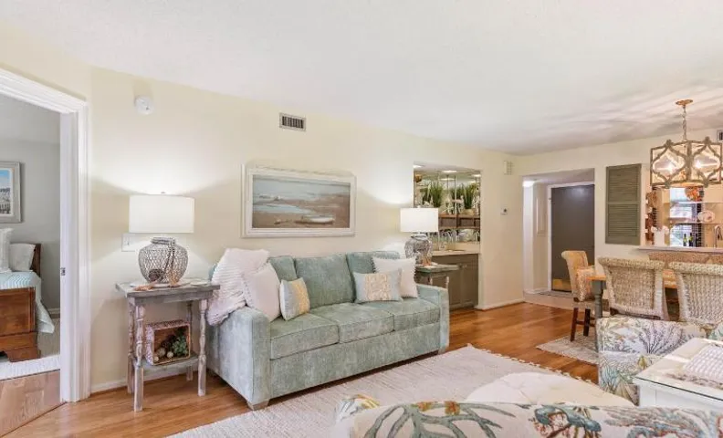 Beachy Island Retreat - Minutes to East Beach, Pier Village & Golf