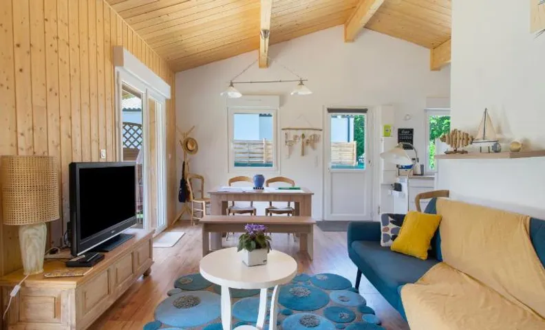 Maison en bois à la campagne
