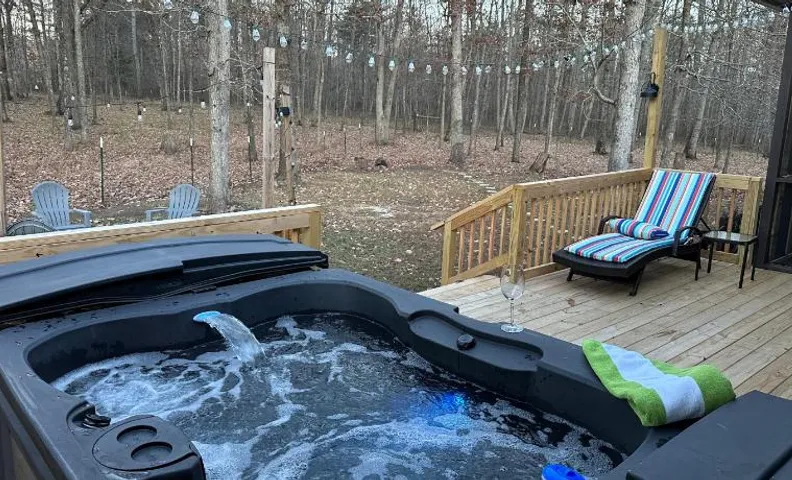 Bird House - Hot Tub, Large Yard, Horses Nearby