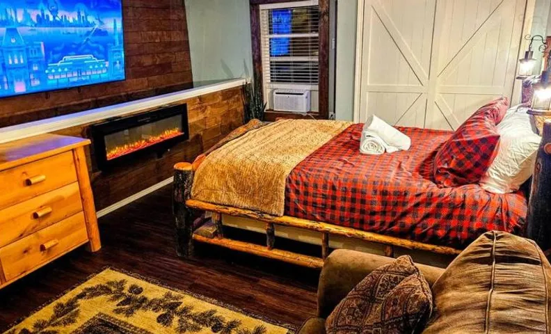 Private Cabin- Breakfast - Double Tub - 75in TV - SUP - Washer Dryer - BBQ