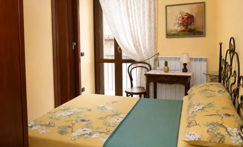 INTERA CASA CON GROTTINO nel cuore del borgo