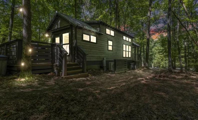 Luxurious Tiny Cabin with Hot-Tub and Fire Pit in Tennessee