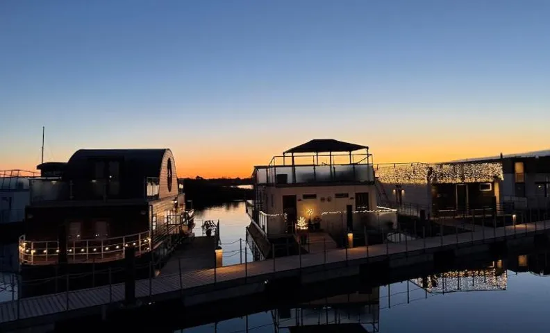 5-star houseboat of 125 m2 with its own bathing jetty