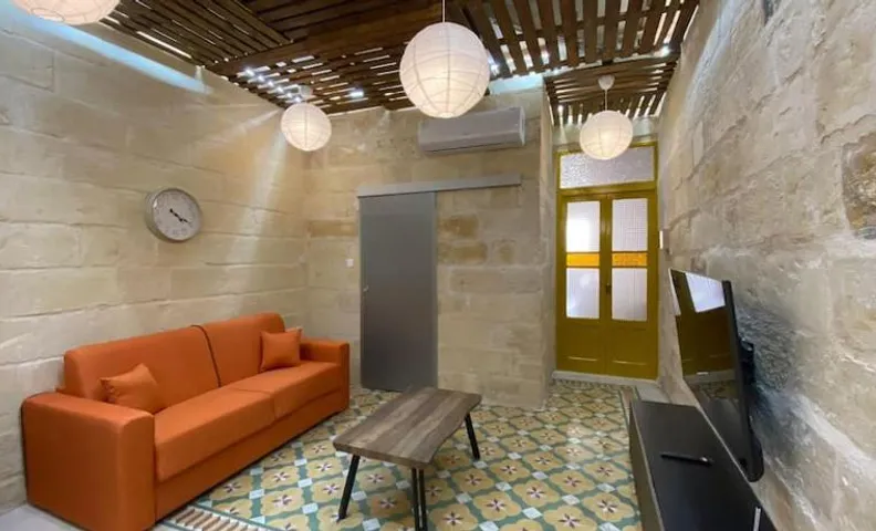 Cosy Cupid's Hideout private HotTub & BBQ 4kmAirport