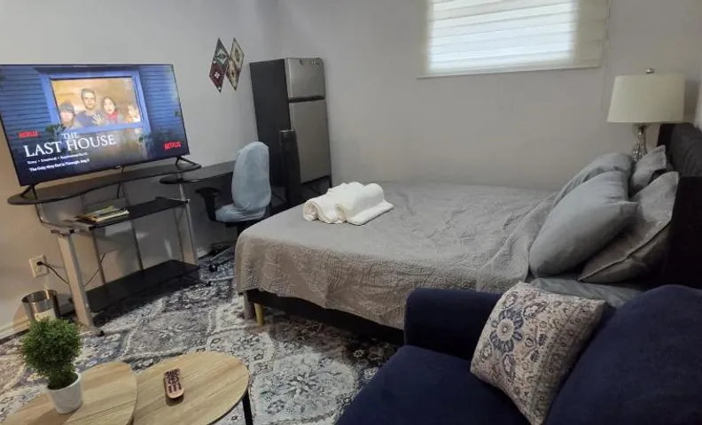 Deluxe Private Room in a Shared Apartment- Comfortable and Convenient