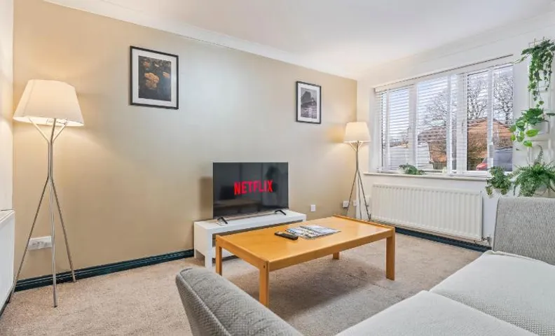 Modern Stay in Nuneaton with Free Parking