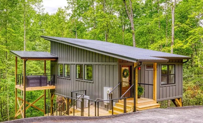 Peaceful Smoky Treehouse| Hot Tub • Hammock • Deck