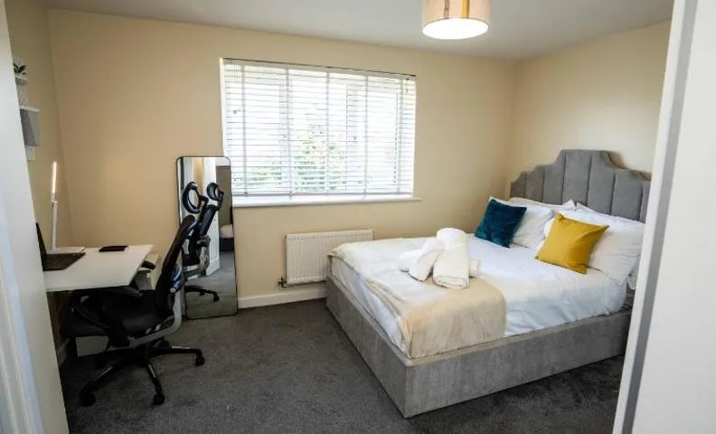 3-Bed Contractor & Family Home Bilston - Parking, Work desk, Sleep 6