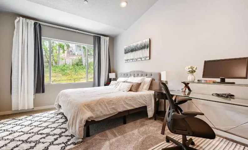 Oregon Jade- King-size bed master room