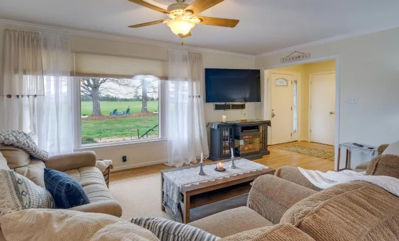 Deck & Pasture Views! Bealeton Farmhouse Escape
