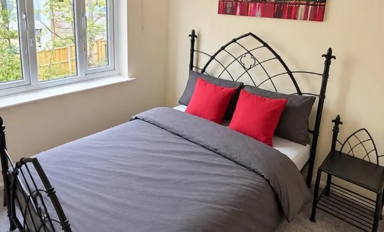 Stylish 3-Bed - Walk to Station and Parking