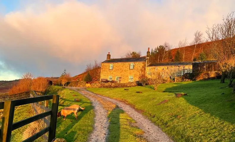 Luxury Cottage above Embsay Reservoir with Sunrise-to-Sunset Views