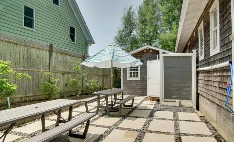 Walk to Beach! Oak Bluffs Home & Studio