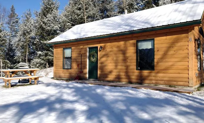 Cozy Pet-Friendly Cabin in Hyde Park, Vermont - Perfect for a Nature Escape near the Green River Res