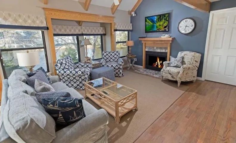 Cozy Coastal Escape 3BR 3BA Lakefront Tranquility