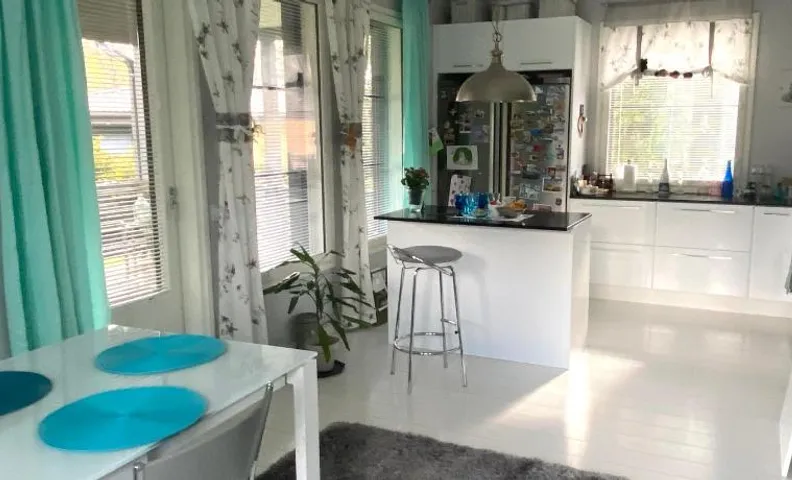 Hienoa talo porealtaalla lähellä Helsinkiä ja lentokenttää