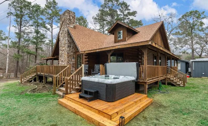 Emerald Isle Log Cabin Hot TubLakefront
