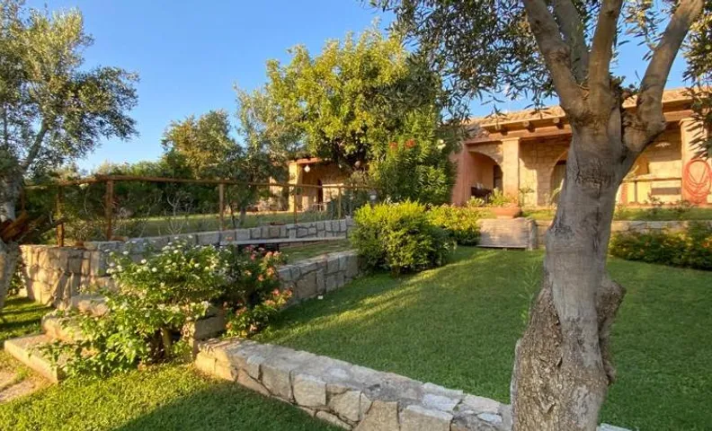 Villa Laura, fronte piscina e giardino privato