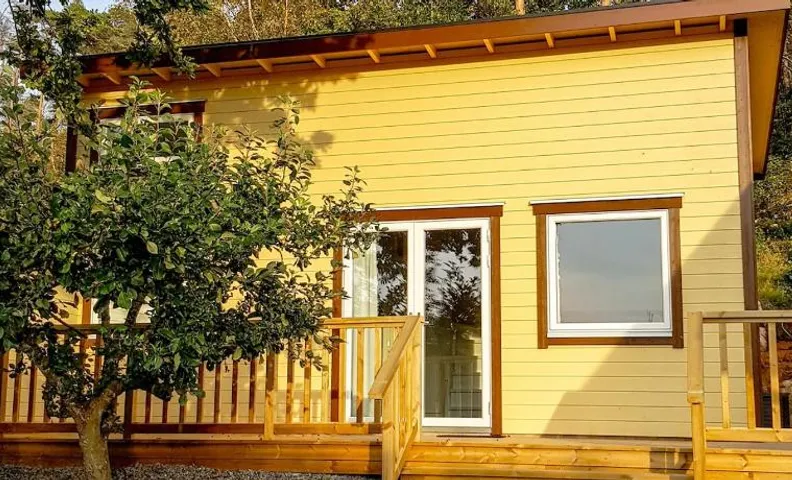 Quiet stay near the beach with patio and grill