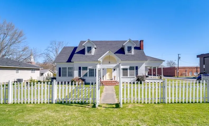 10 Mi to Caddo Lake: Charming Cottage in Vivian!