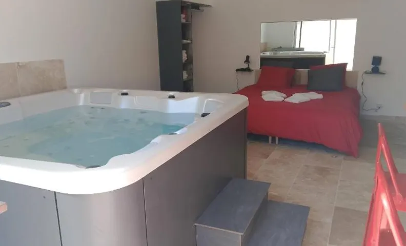 Love room Drôme in Grignan