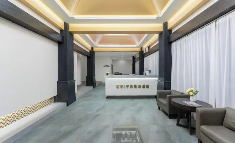 Cloud Hening and Manhua Hotel