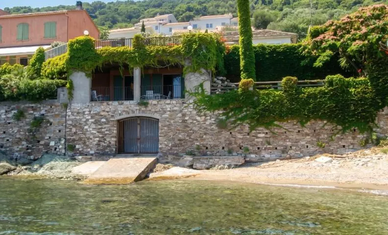 Maison moderne avec vue sur la mer à San-Martino-di-Lota