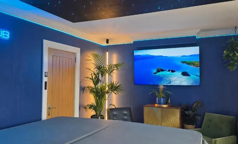 The Blue Horse Suite, Private Luxury Indoor Hot Tub, Super King Lux Bed Gym, Award Winning Farmhouse
